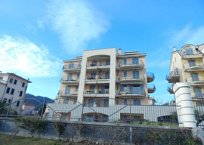 La Perla Aparthotel *